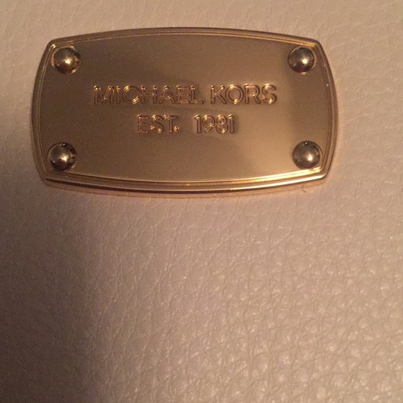 White Michael Kors Wallet with Gold zipper - Picture 2 of 4